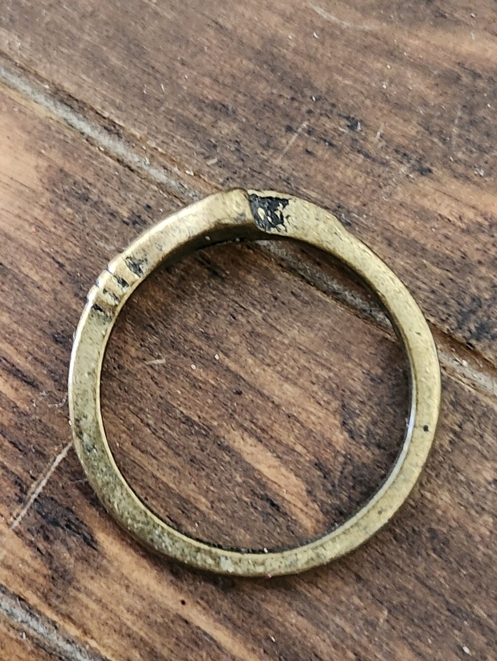Vintage Brass Toned Clasped Hand Fede Ring With Dark Stone Accent - Picture 3 of 15